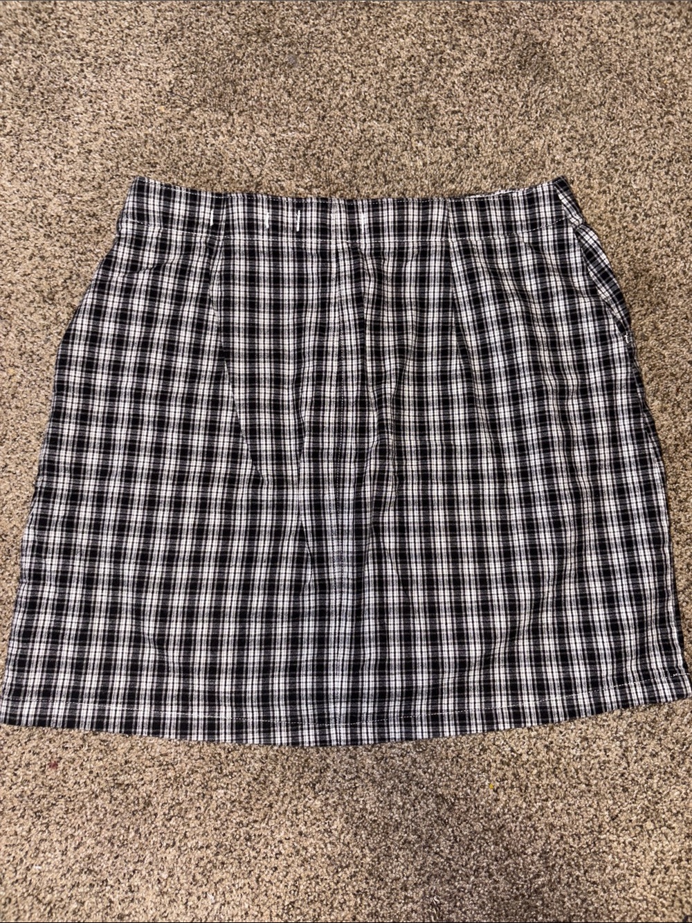 Hollister Black and White Plaid Mini Skirt - Picture 4 of 4